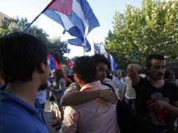 Ciudadanos de la isla se abrazan al festejar el mejoramiento de las relaciones entre Cuba y Estados Unidos. AP / ARCHIVO