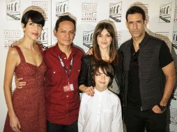 Ernesto Contreras (de rojo) y el reparto de 'Las oscuras primaveras'. EL INFORMADOR / ARCHIVO