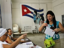 Una mujer vota durante las elecciones del domingo. AP / D. Boylan