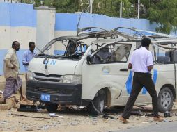 El autobús, marcado con el logotipo de la ONU, fue arrasado en la explosión.Al Shabab busca tomar el gobierno somalí con estas medidas. EFE / STR