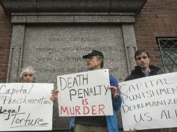 Manifestantes a las afueras del juzgado protestan contra la imposición de la pena de muerte. EFE / K. Taylor