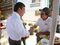 La tarde de este martes, Lemus recorrió la colonia Camino Real donde visitó a comerciantes y vecinos. TWITTER / @PabloLemusN