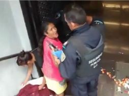 El video muestra el momento en el que dos policías intentan detener a dos mujeres por presuntamente vender dulces en el Metro. FACEBOOK /  Yautic Quiroz Suárez