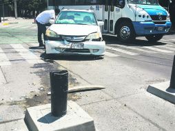 Desde que se colocaron los bolardos para proteger la ciclovía ubicada en Avenida La Paz, los accidentes han aumentado. ESPECIAL /