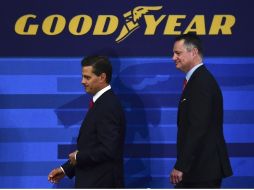 Enrique Pena Nieto (izq) y Richard Kramer (der) encabezaron la ceremonia donde se hizo pública la inversión. AFP / R. Schemidt