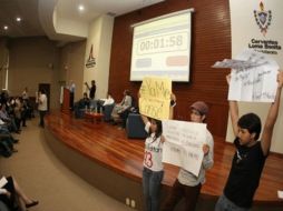 Otra vez. Una decena de estudiantes irrumpieron en una manifestación silenciosa. EL INFORMADOR /