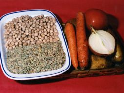 Especialista recomienda que para una alimentación saludable, los pacientes deben seleccionar raciones de todos los grupos alimenticios. EL INFORMADOR / ARCHIVO