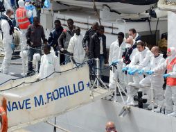 En la foto, otros inmigrantes rescatados en el estrecho de Sicilia, desembarcan de la nave Fiorillo de los guardacostas. EFE / M. Costantino