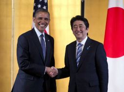 Barack Obama saluda de mano al primer ministro japones, Shinzo Abe. AP / C. Kaster