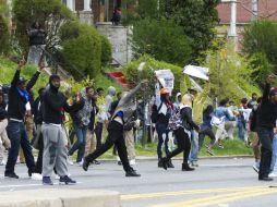 Los asistentes al funeral arrojaron pedradas y botellazos a los elementos de policía. AP / J. Magana