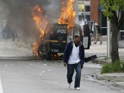 Los manifestantes saquearon una farmacia CVS, prendieron fuego a un auto particular y destruyeron una patrulla policial. AP / P. Semansky