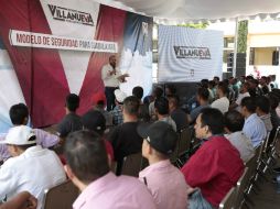Villanueva presentó su propuesta de seguridad ante integrantes de organizaciones que combaten la drogadicción. ESPECIAL / Ricardo Villanueva Lomelí