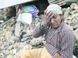 Desolación. Una mujer se lamenta junto a su casa destruída en la aldea de Kumalpur, a las afueras de Katmandú. EFE /