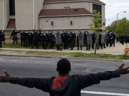 Autoridades se vieron superadas por los manifestantes, quienes realizaron saqueos y enfrentamientos. AFP / B. Smialowski