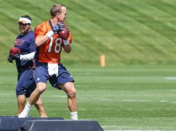 Peyton se acostumbra a su nueva línea ofensiva. TWITTER / @Broncos