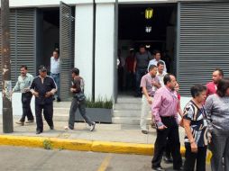 Personas en oficinas y dependencias evacuaron los edificios tras sentir el movimiento. NTX / ARCHIVO