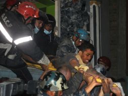 El sobreviviente dice que estaba rodeado de personas muertas y que el olor era terrible. AFP / B. Karki