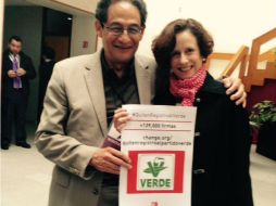 Sergio Aguayo y Denise Dresser hacen la entrega en la oficialía del INE para que inicien el procedimiento contra el partido. TWITTER / @DeniseDresserG