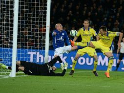 John Terry (der.), se anticipó a un rebote dentro del área del Leicester para marcar así el segundo gol londinense. EFE / N. Roddis