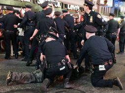 Los arrestos se dan durante la marcha realizada la noche del miércoles para exigir un alto a la brutalidad policial. AFP / E. Munoz
