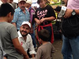 Villanueva realizó un recorrido por el Mercado de Abastos, donde dialogó con comerciantes. ESPECIAL / Ricardo Villanueva