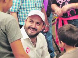 Ricardo Villanueva realizó un recorrido por el Mercado de Abastos, donde dialogó con comerciantes sobre sus propuestas para el lugar.  /