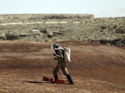 Quienes participn en misiones simuladas deben llevar cascos y equipo especial mientras caminan por el paisaje árido y enrojecido. AP / R. Bowmer