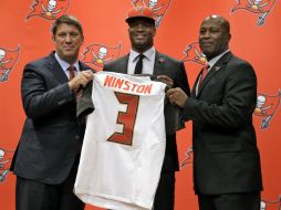 Jameis Winston acompañado por el gerente general Jason Licht (izq.) y el entrenador Lovie Smith (der.) de los Bucaneros de Tampa Bay. AP / C. O'Meara