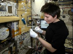 Según investigadores, los astronautas en la EEI no están en peligro ya que ésta se encuentra dentro de la magnetosfera de la Tierra. TWITTER / @AstroSamantha