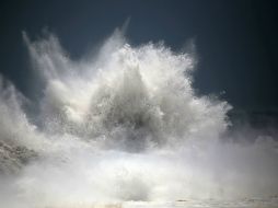 Autoridades advierten que el alto oleaje continuará en las costas de Guerrero. AFP / P. Pardo