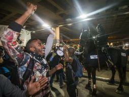 Los participantes arrojaron piedras, palos, botellas y todo tipo de objetos contundentes a los agentes. AFP / J. Guez
