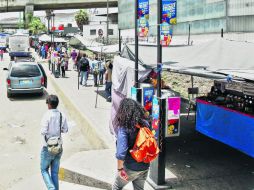 Desde la entrada a la estación Periférico Sur hasta la Avenida Colón hay tres decenas de puestos sobre la acera. EL INFORMADOR / E. Barrera