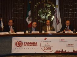 Martínez Mora (2i) señala que es posible ahorrar cerca de mil 800 millones de pesos para destinarlos a obra pública. TWITTER / @gmartinezmora