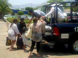 Elementos de la Policía Estatal y Federal y del Ejército brindan auxilio a quienes se han visto afectados por el ''Mar de Fondo''. NTX / A. Covarrubias