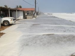 El pasado domingo se reportaron olas de hasta cuatro metros de altura en las playas michoacanas. EFE / F. Meza