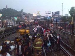Personal del sindicato del Metro acude al lugar para analizar las causas de la falla que han ocasionado 12 heridos. TWITTER / @SSP_CDMX