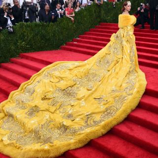 Rihanna sabe cómo vestir para atraer a los fotógrafos