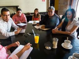 Maestros del Ballet Folclórico y padres de familia en conferencia de prensa. EL INFORMADOR / A. García