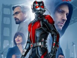En la imagen destaca el superhéroe con su traje y también se ve al protagonista, Paul Rudd. TWITTER / @AntMan
