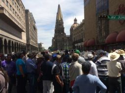 El cierre de Avenida Juárez y 16 de Septiembre ocasiona el descontento de los usuarios del transporte público, principalmente. EL INFORMADOR / O. García