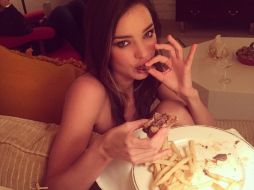 En la imagen, Kerr parece estar desnuda en un sofá. INSTAGRAM / mirandakerr
