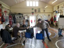 Las encuestas previas a las elecciones en la isla preveían un peleado empate entre conservadores y laboristas. AFP / O. Scarff