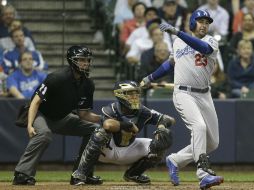 El batazo del 'Titán' mandó a home a Joc Pederson y Yasmani Grandal en la tercera entrada. AFP /  M. McGinnis