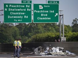 Equipos de emergencia cerraron la carretera interestatal 285 en ambas direcciones. SUN / D. Goldman