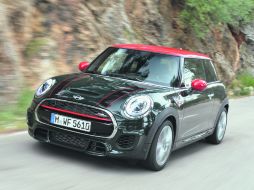 Los acabados exteriores y mecánicos del JCW llevan al límite las sensaciones de un manejo de competición. ESPECIAL / BMW Group