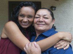 La activista Erika Andiola abraza a su madre, Guadalupe Arreola. EFE / G. Williams
