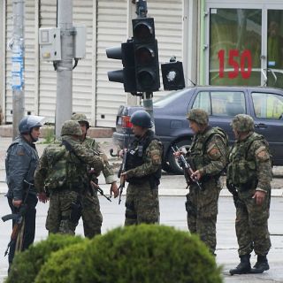 Mueren policías en choque con 'terroristas' en Macedonia