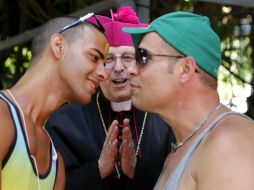 El reverendo Roger LaRade bendice a una pareja gay momentos antes del beso, en La Habana. AP / D. Boyland