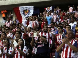 Las tribunas se tiñieron de rojo y blanco como de costumbre en esta temporada. EL INFORMADOR / R. Tamayo