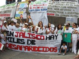 Las madres se concentraron en el Monumento a los Niños Héroes para recordarle a la autoriad que tiene miles de asuntos pendientes. EL INFORMADOR / A. Hinojosa
